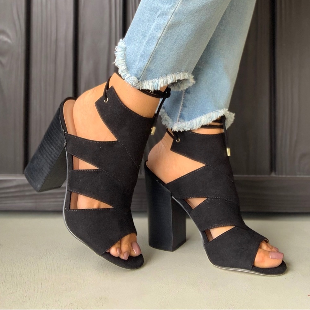 NIB Black Dramatic Cut Outs Block Heel Sandal - Picture 1 of 5
